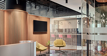 办公室设计装修：社交区通过低矮的隔板与接待处谨慎地隔开保持开放性